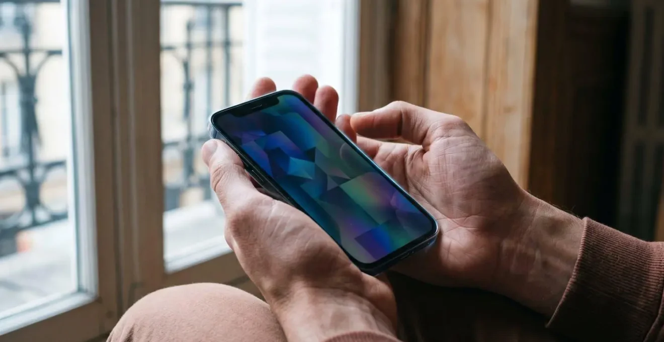 Photographie symbolisant la sécurité numérique et la protection de l'identité en ligne sur smartphone